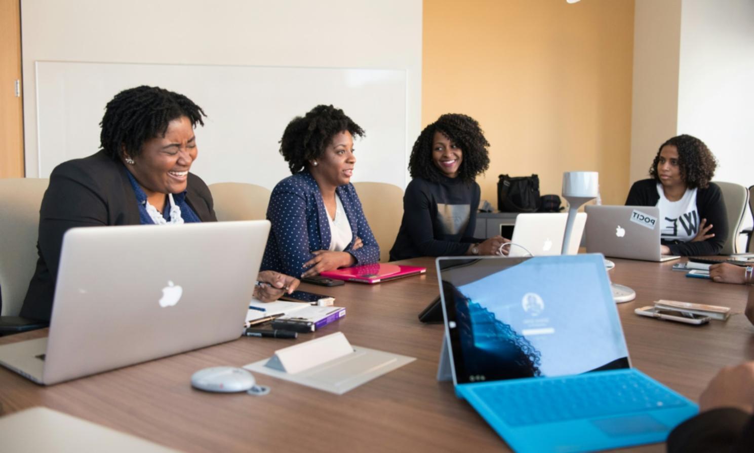 Teilnehmer arbeiten an barrierefreien Webkomponenten