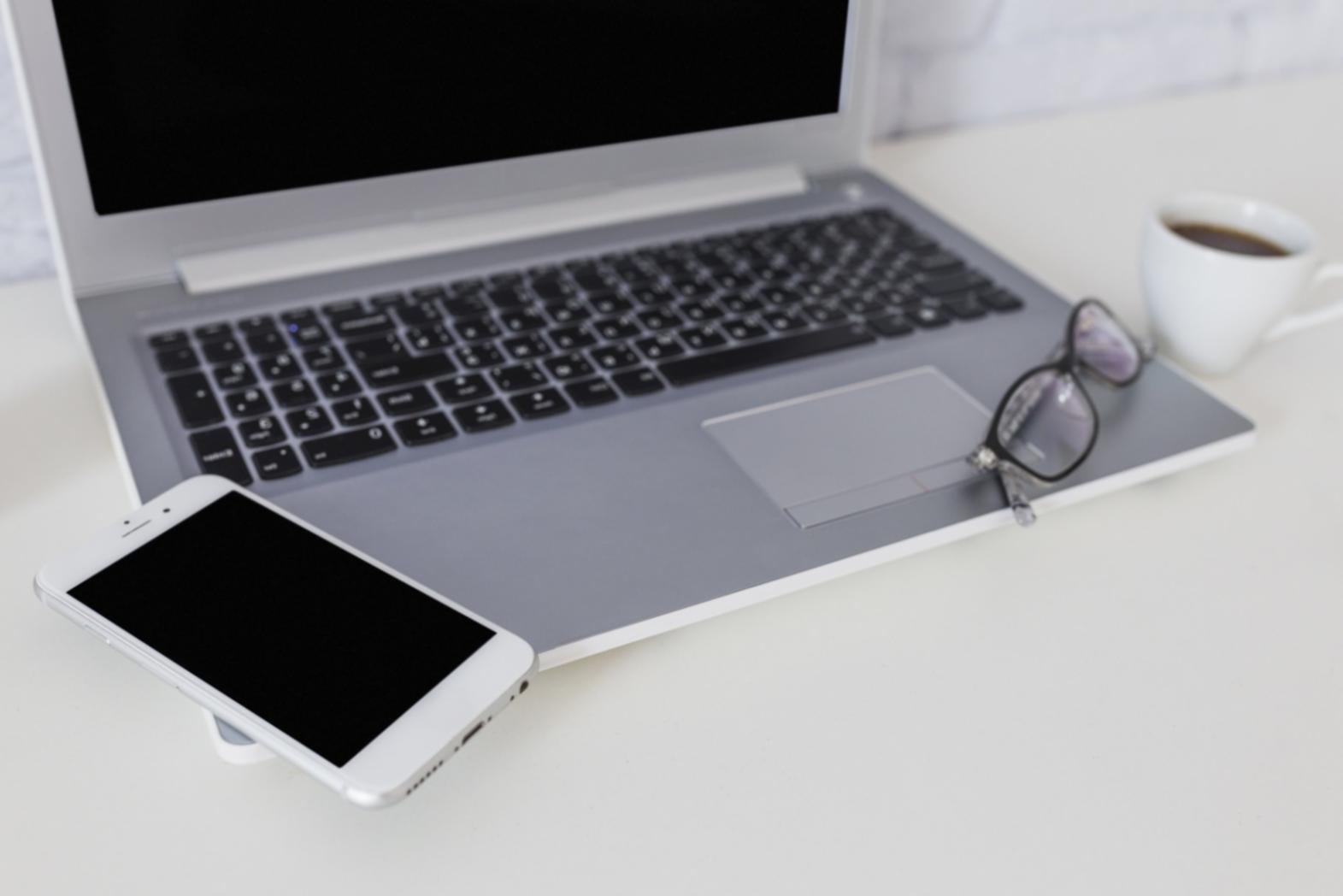 Zwei Personen diskutieren barrierefreie Webdesign-Konzepte an einem hellen Arbeitsplatz mit digitalen Hilfsmitteln